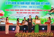  Tiến sĩ Phan Thị Hồng Phúc – Trưởng khoa Chăn nuôi Thú y – trường ĐH Nông Lâm Thái Nguyên được nhận Huân chương Lao động Hạng Ba